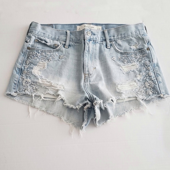 Abercrombie & Fitch embroidered cutoff jean

short - Picture 1 of 8